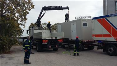 Hilfe aus Südtirol: Auch in Tolentino in der Provinz Macerata wurden Container abgeladen und montiert. Foto: LPA/Agentur für Bevölkerungsschutz