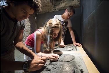 Jugendliche beim Kunstschaffen auf Schloss Tirol (FOTO: LPA/ Alexander Filz)