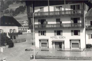 1965/66: Jahrhunderthochwasser in Innichen und Vierschach nach anhaltenden starken Regenfällen.