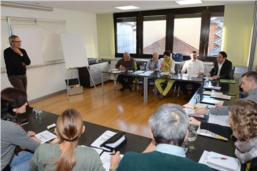 Vertretern der Jugendorganisationen, Jugenddienste und Jugendzentren sowie des Landes arbeiten gemeinsam am Leitbild der Jugendarbeit.