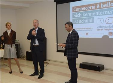 Ressortdirektor Paolo Montagner (Mitte), Amtsdirektorin Michela Benvenuti (l.) und Amtsdirektor Antonio Lampis (r.) begrüßten die Teilnehmer des Projektes sowie die Vertreter der mitwirkenden Organisationen und Einrichtungen. Foto: LPA/M. Diqui