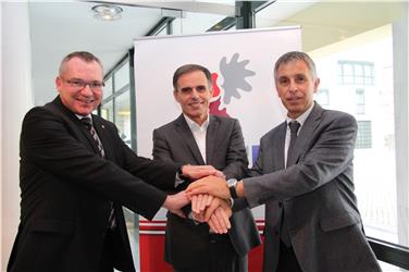 Tratter, Theiner e Daldoss - die drei Euregio-Landesräte für Raumordnung haben ein Einvernehmensprotokoll zum Thema Baukultur unterzeichnet. Foto: LPA