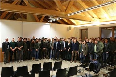 Gruppenbild mit Landesrat: 108 Männer und 24 Frauen haben die Jagdprüfung in Theorie und Praxis bestanden. Foto: LPA/Maja Clara