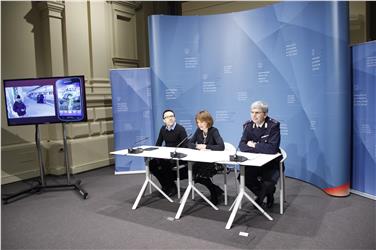 Machten auf die Gefahren im Netz aufmerksam (v.l.): LR Tommasini, LRin Deeg und Ivo Plotheger./Foto rm