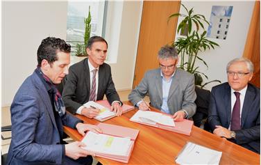 Unterzeichnung der Vereinbarung: (v.l.) der Malser Bürgermeister Ulrich Veith, Landesrat Richard Theiner, der Grauner Bürgermeister Heinrich Noggler und Stefano Lorenzini von Terna - Foto: LPA/Daniel Rabanser