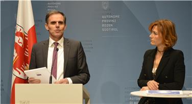 LR Richard Theiner, Amtsdirektorin Petra Seppi: Schwerpunkt Gebäudesanierung, Foto:LPA