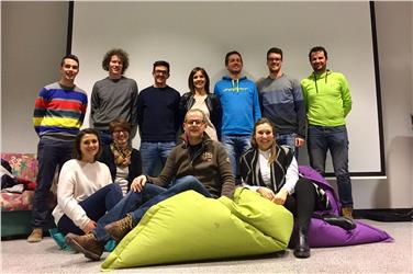 Von links stehend: Elvis Burchia, Felix Nagler, Vito Campei, Carla Pedevilla, Christian Pescoll, Gabriel Stuffer, Valentin Erlacher; von links sitzend: Milena Kostner, Doris Mussner, Gottfried Nagler, Lena Mulser. (FOTO:LPA)