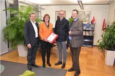 Grödner Bürgermeister bei der Übergabe Unterschriftensammlung zur Wiederaufnahme des Notarztdienstes: v.l. Rolando Demetz (Wolkenstein), LRin Stocker, Tobia Moroder (St. Ulrich), Moritz Demetz (St. Cristina) - Foto: LPA/Anne Savio