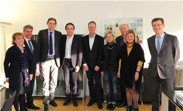 Bei einem Treffen zwischen Vertretern der Landesverwaltung, der Freien Universität Bozen und der Pädagogischen Hochschule Tirol wurde Möglichkeiten der Zusammenarbeit bei der Lehrerausbildung besprochen. Foto: LPA/Ingo Dejaco