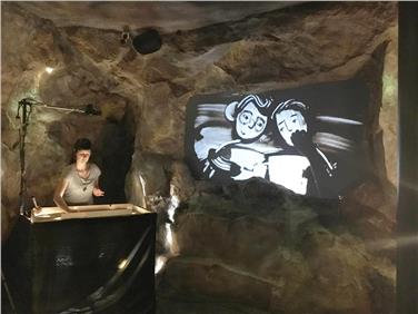 Nadia Ischia zeigt ihre Sandzeichnungen im Museum Ladin Ursus ladinicus