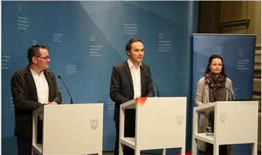 Bildungslandesrat Philipp Achammer (Mitte) stellte heute zusammen Bereichsdirektor Gustav Tschenett (l.) und Amtsdirektorin Cäcilia Baumgartner (r.) das Projekt der Matura über die Lehre vor. Foto: LPA/Ingo Dejaco