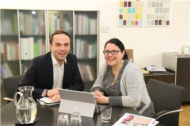 Landesrat Philipp Achammer mit der Geschäftsführerin des Netzwerks der Jugendtreffs und -zentren Südtirols (netz) Karin Husnelder. Foto: LPA/me
