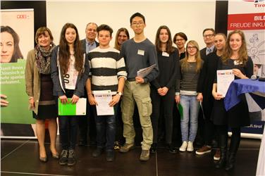 Siegerbild mit Ehrengästen: (v.l.) Corinna Pichler (Latein), Federico Grillo (Griechisch), Dong Kun Im (Englisch), Milena Basso (Französisch), Eva Neulichedl (Russisch), Maria Kaufmann (Spanisch), Anina Stigger (Italienisch). Foto: H. Taschler