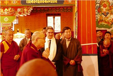 Gemeinsam für die Rechte der Minderheiten und gegen Gewalt: Landeshauptmann Kompatscher und Ministerpräsident Lobsang Sangay mit dem Dalai Lama - Foto: LPA/Dominik Holzer