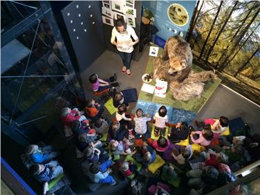 Museen sollen lebendige Treffpunkte sein: Kinder im Museum Ladin Ursus ladinicus (FOTO: LPA)
