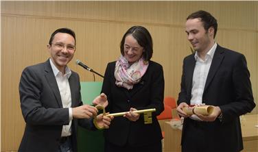 Übergabe der Außenstelle der WFO Kunter: (v.li.) Bautenlandesrat Christian Tommasini, Schuldirektorin Barbara Pobitzer und Bildungslandesrat Philipp Achammer. Foto: LPA