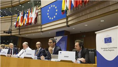 Berichterstatter Arno Kompatscher kann das Plenum des Ausschusses der Regionen von seinen Vorschlägen überzeugen. Foto LPA/Horst Wagner