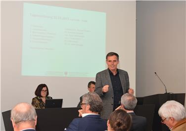 Gestern Nachmittag hat Landesrat Theiner erneut mit Vertretern von Interessenverbänden und Institutionen erneut über den Entwurf des Gesetzes Raum und Landschaft diskutiert - Foto: LPA
