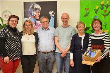 Landesrätin Stocker mit Verbandssekretärin Julia Ranigler, ehemaliges Vorstandsmitglied Angelika Thaler Schullian, Kassierer Richard Ranigler, Vize-Präsident Julian Tizhar, Präsidentin Kornelia Hölzl Gamper - Foto: LPA/Anne Savio