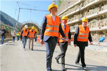Begehung der Großbaustelle in Atzwang: LH Arno Kompatscher, Bauunternehmer Stefano Oberosler und LR Florian Mussner (FOTO: Roman Clara – www.provinz.bz.it/news)