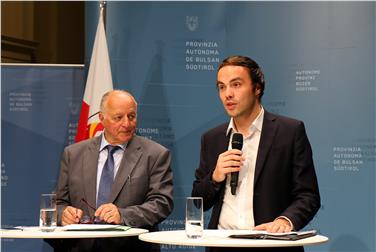 Die Stiftung Euregio-Kulturzentrum Gustav Mahler Toblach-Dolomiten wird demnächst die Führung des Grand Hotels Toblach übernehmen: LR Philipp Achammer (r.) und Bürgermeister Guido Bocher (l.) haben das Konzept heute vorgestellt. Foto: