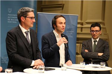 v.l. LH Kompatscher, LR Achammer und Dekan Videsott bei der heutigen Pressekonferenz im Landhaus 1 in Bozen - Foto: LPA/Ingo Dejaco