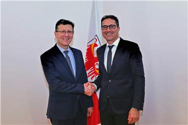 Landeshauptmann Kompatscher mit dem scheidenden Ressortdirektor und Schulamtsleiter Höllrigl - Foto: LPA/rc