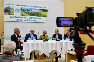 Bild einer neuen, einfacheren und nachhaltigeren Agrarpolitik nach 2020 skizziert (v.li.): Landesrat Schuler, EU-Kommissar Hogan, Moderatorin Christine Schneider, Generalsekretär Josef Plank, Staatsminister Helmut Brunner. Foto: LPA