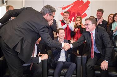 LH Kompatscher gratuliert dem Tiroler LH Günther Platter zum ausgezeichneten Wahlergebnis. Foto: LPA/Jakob Glaser