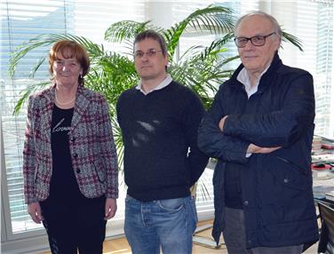 Tauschten sich über die Lage in den Häusern für Asylbewerber aus: Landesrätin Martha Stocker, River Equipe-Präsident Davide Monti und der Vorsitzende des Vereins Volontarius Claude Rotelli - Foto: LPA/Annamaria Savio