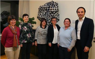 Bibliotheksverbandsspitze (v.li.) stv. Vorsitzende Sonja Hartner, stv. Geschäftsführerin Christine Menghin, Vorsitzende Gerlinde Schmiedhofer, Geschäftsführerin Irene Demetz mit Amtsdirektorin Gamper, Landesrat Achammer. Foto: LPA