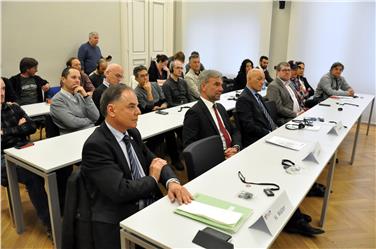 Einvernehmensprotokoll unterzeichnet (v.li.): Abteilungsleiter Walter (Tirol), Bevölkerungsschutzlandesräte Schuler (Südtirol) und Mellarini (Trentino). Foto: Presseamt Trient